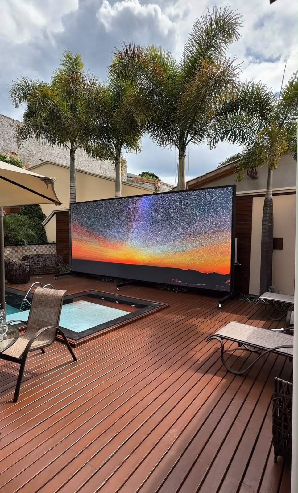 Painel de LED em deck ao pôr do sol