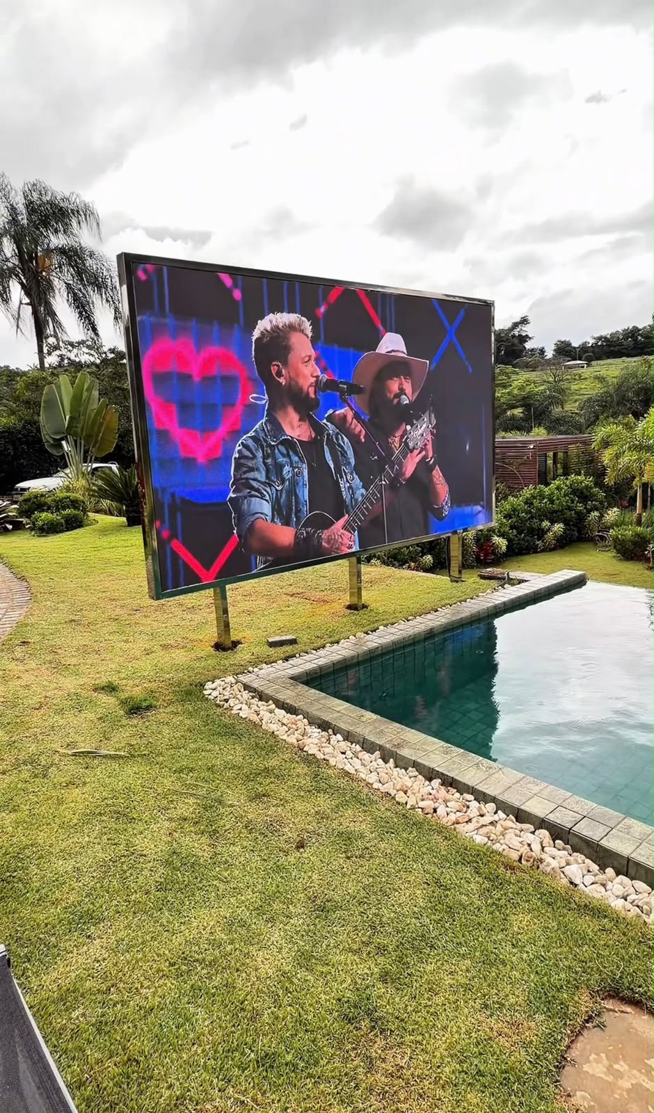 Painel de LED em show no jardim