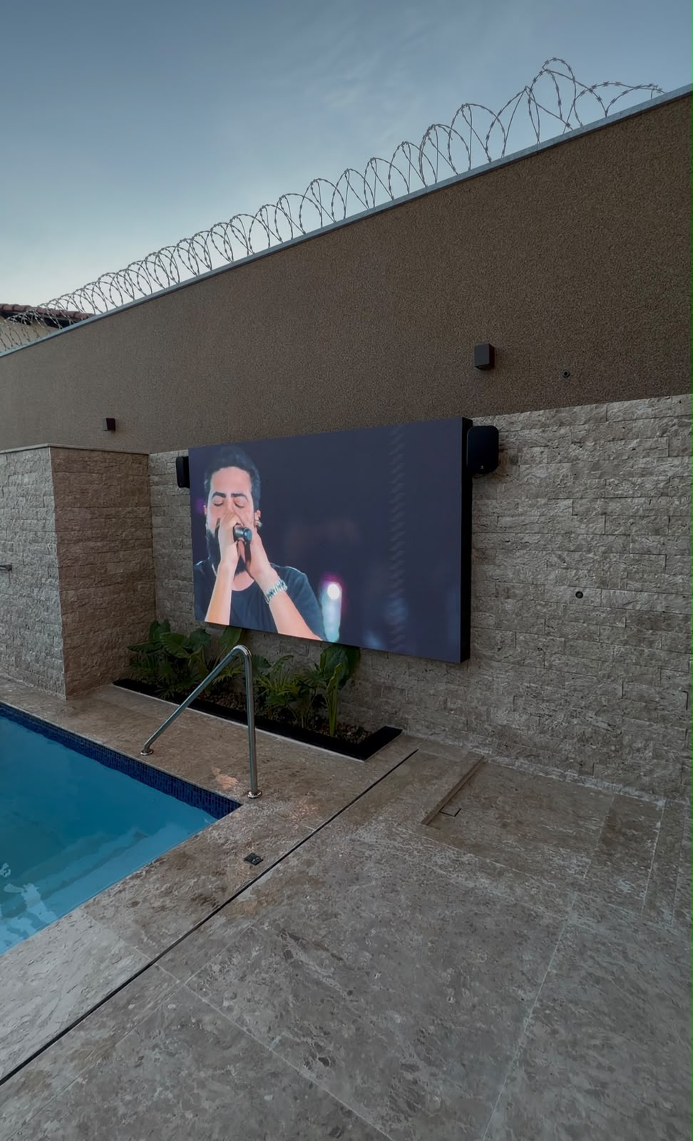 Painel de LED em parede de pedra com show